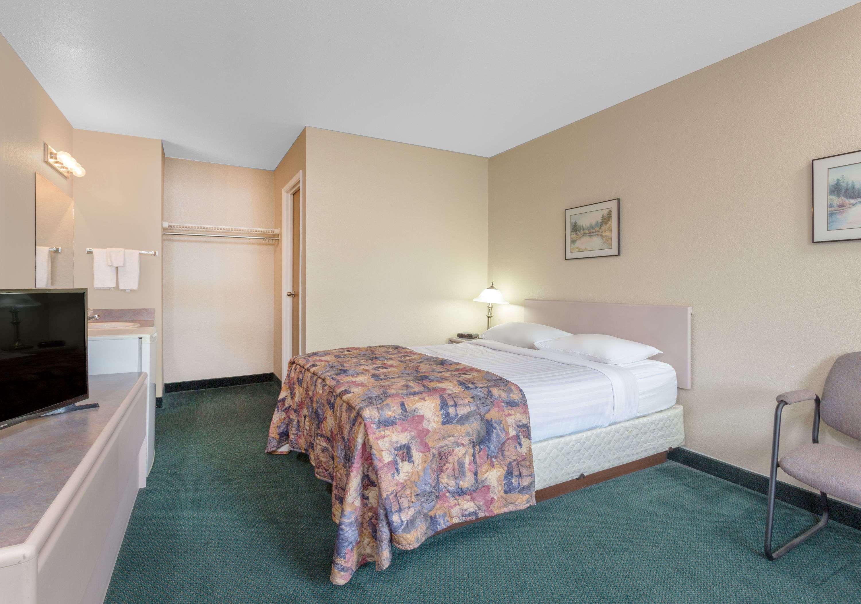 Super 8 By Wyndham Golden Hotel Luaran gambar