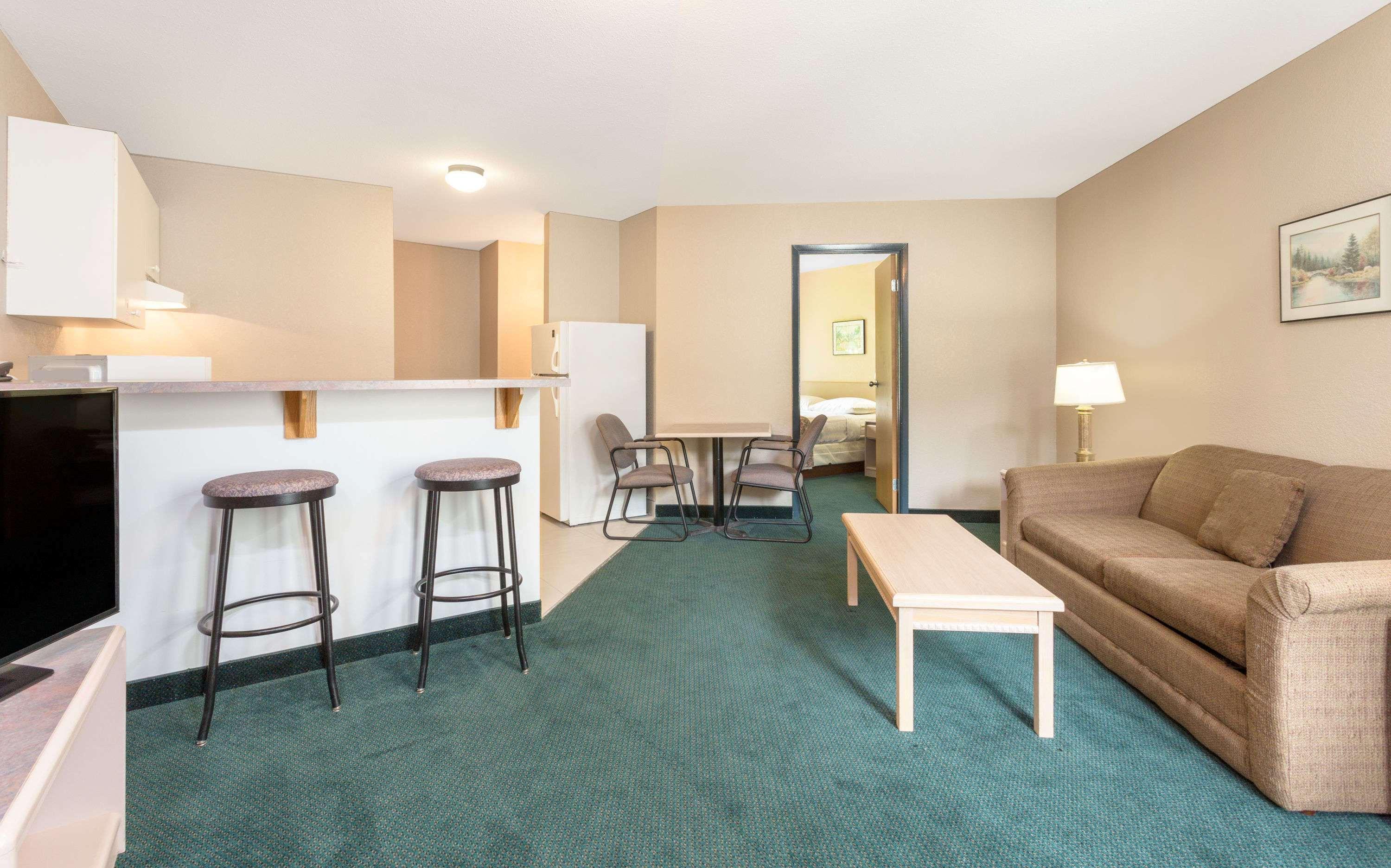 Super 8 By Wyndham Golden Hotel Luaran gambar