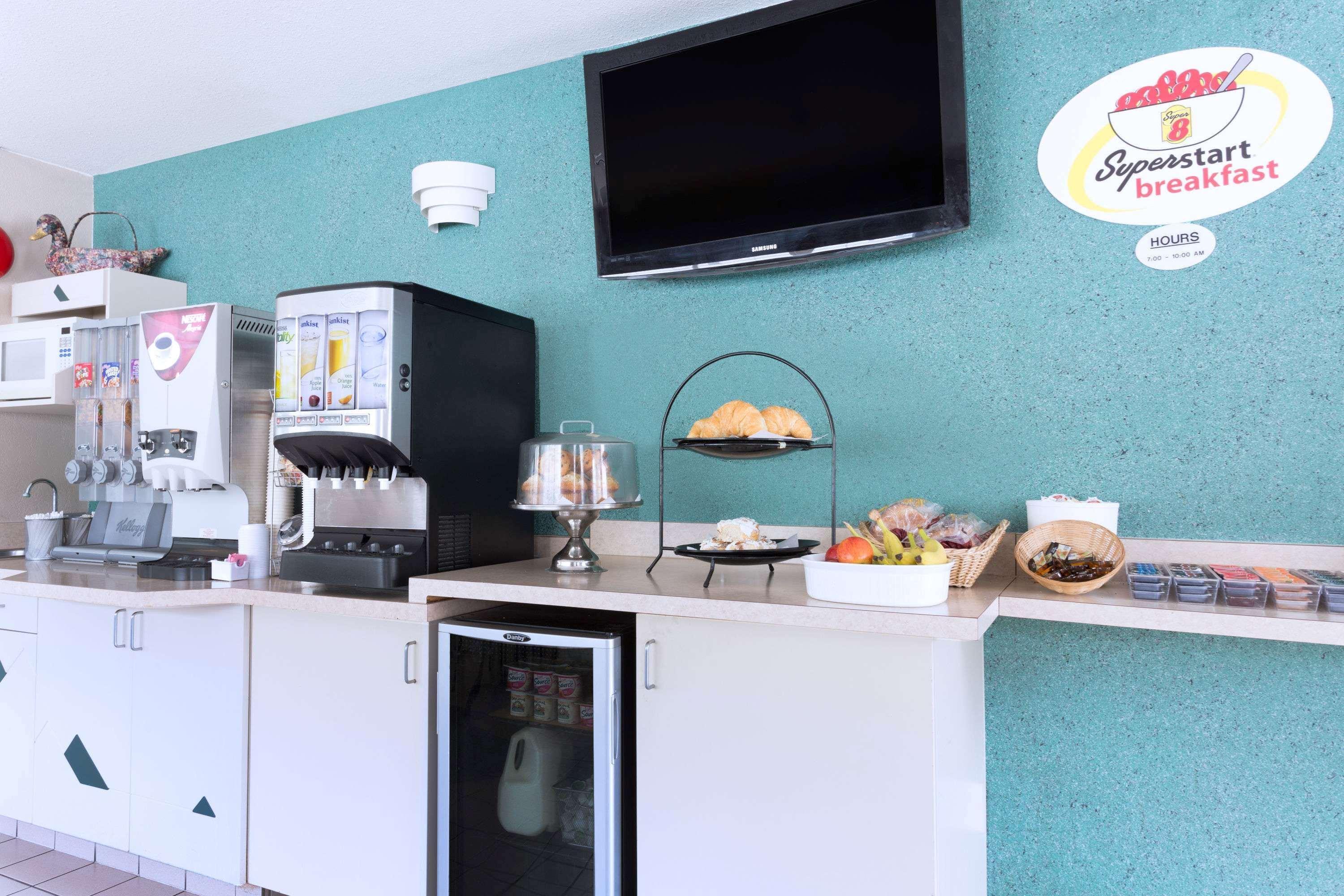 Super 8 By Wyndham Golden Hotel Luaran gambar