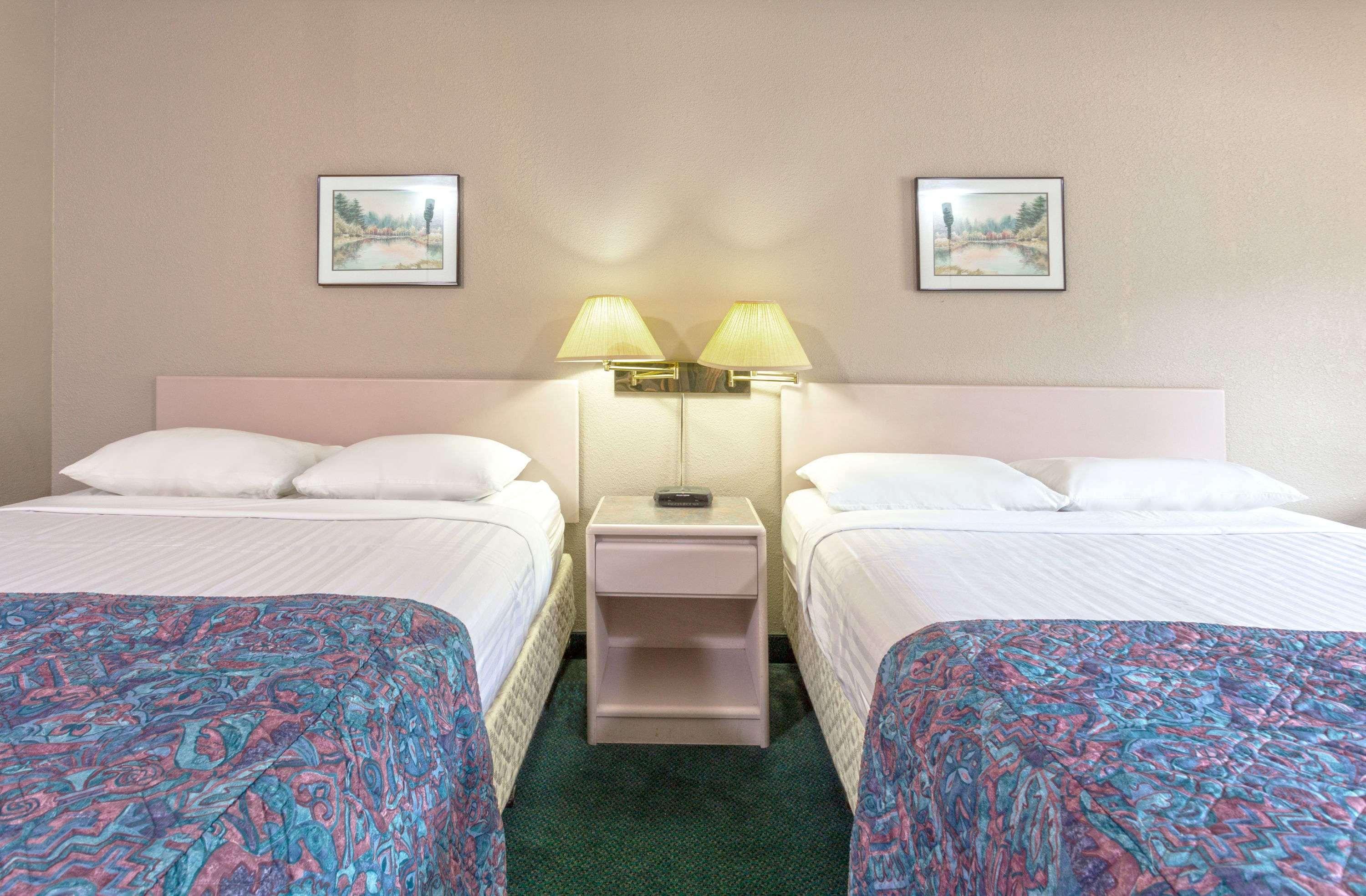 Super 8 By Wyndham Golden Hotel Luaran gambar