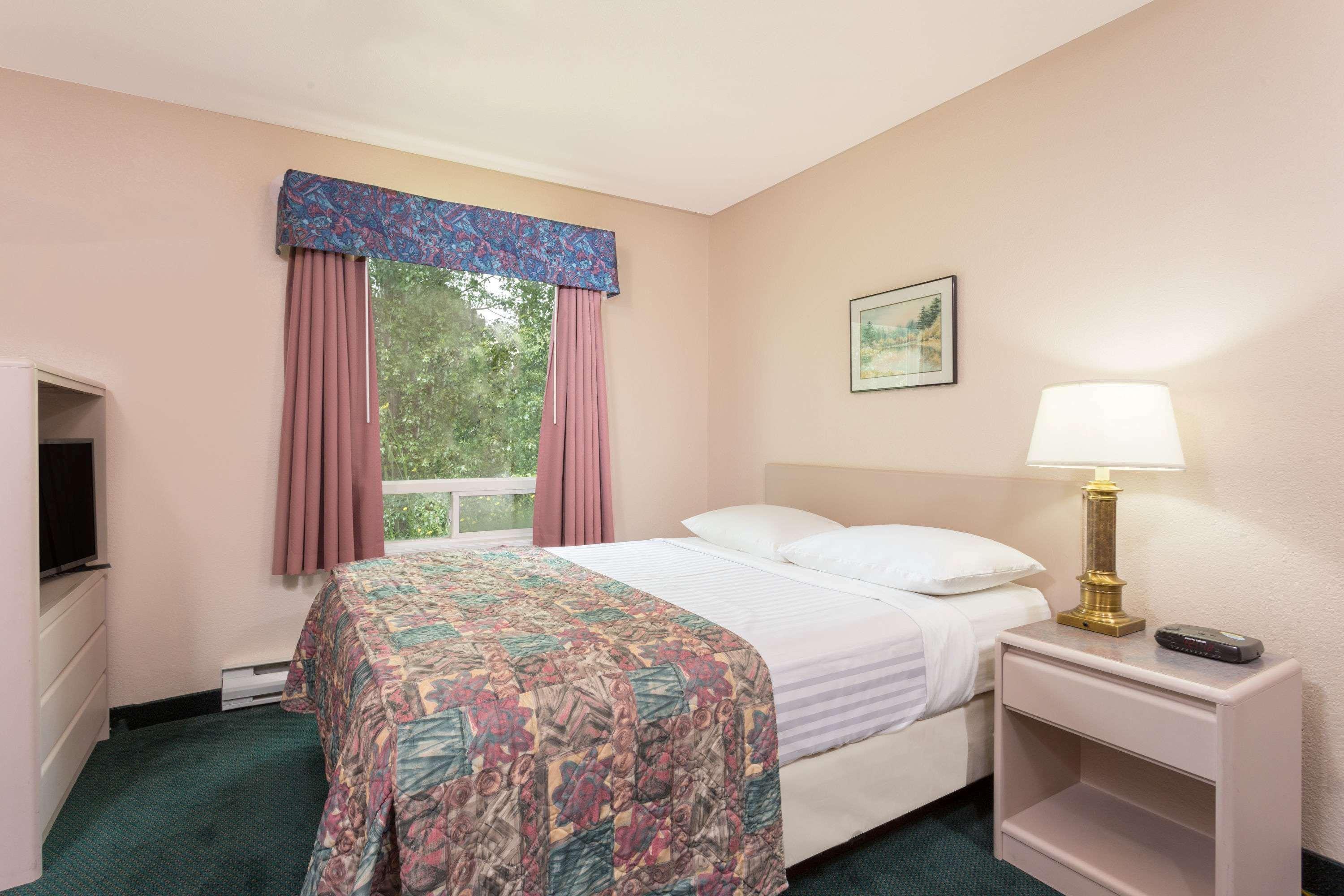 Super 8 By Wyndham Golden Hotel Luaran gambar